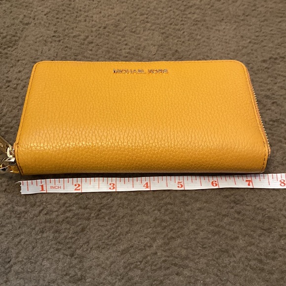 Michael Kors Jet Set Travel Large Leather Phone Case/Wristlet - Picture 13 of 14